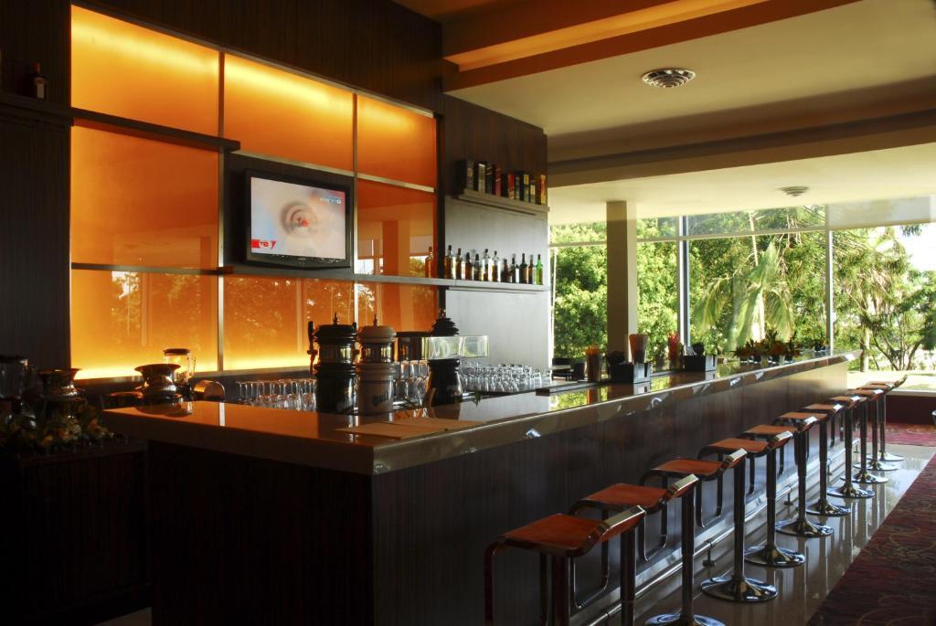 Howard Johnson Plaza Resort & Casino Mayorazgo Paraná Restoran fotoğraf The bar at the 2008 Olympic Village