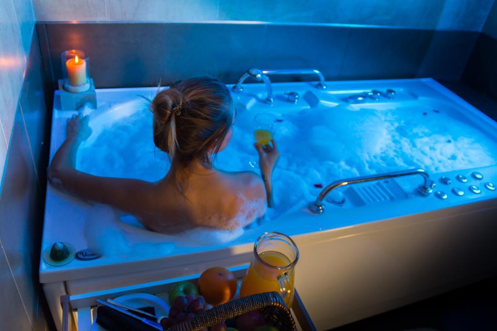 Howard Johnson Plaza Resort & Casino Mayorazgo Paraná Dış mekan fotoğraf A woman in a whirlpool bathtub