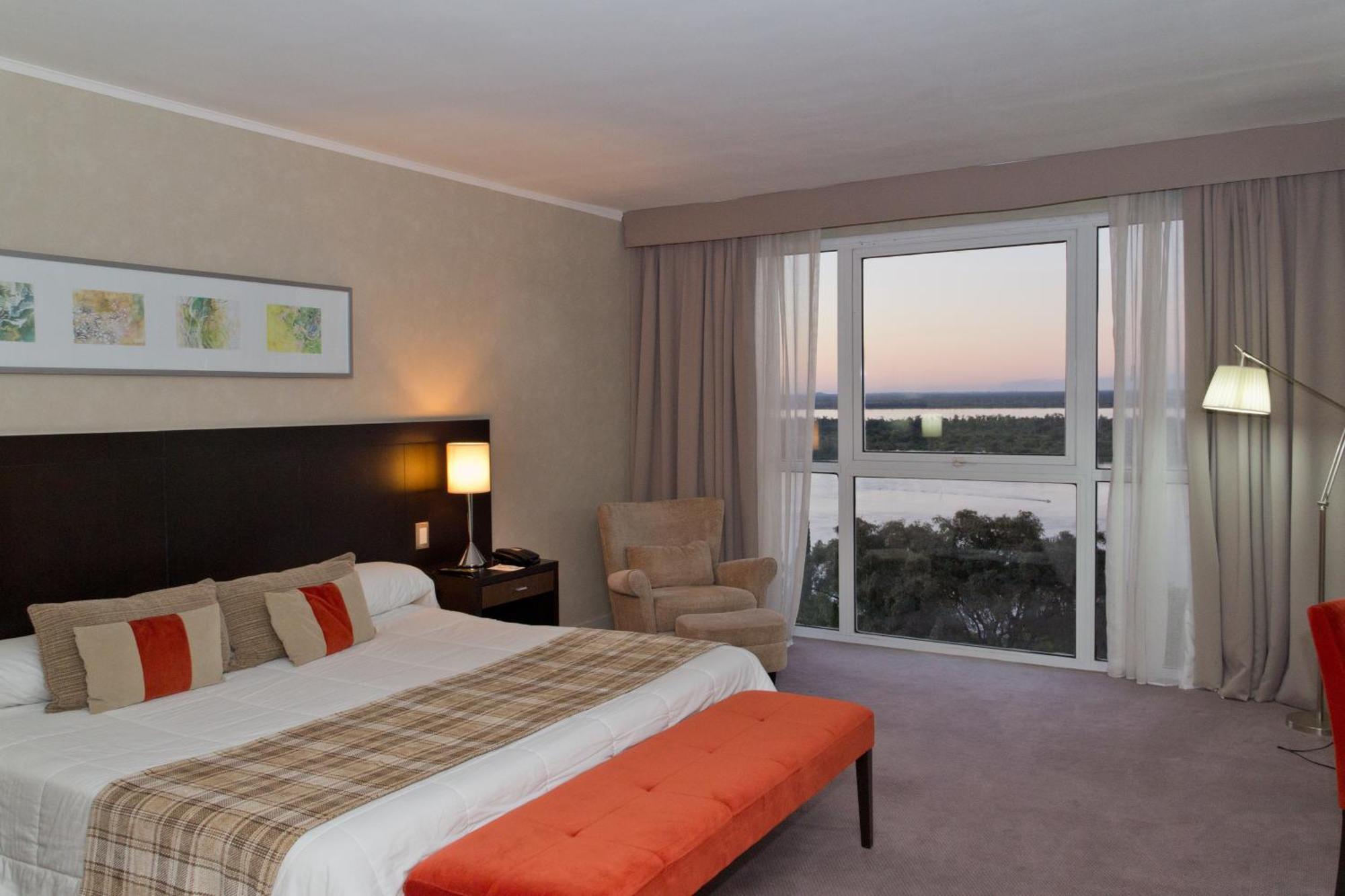 Howard Johnson Plaza Resort & Casino Mayorazgo Paraná Oda fotoğraf A bedroom at the Hilton Johannesburg