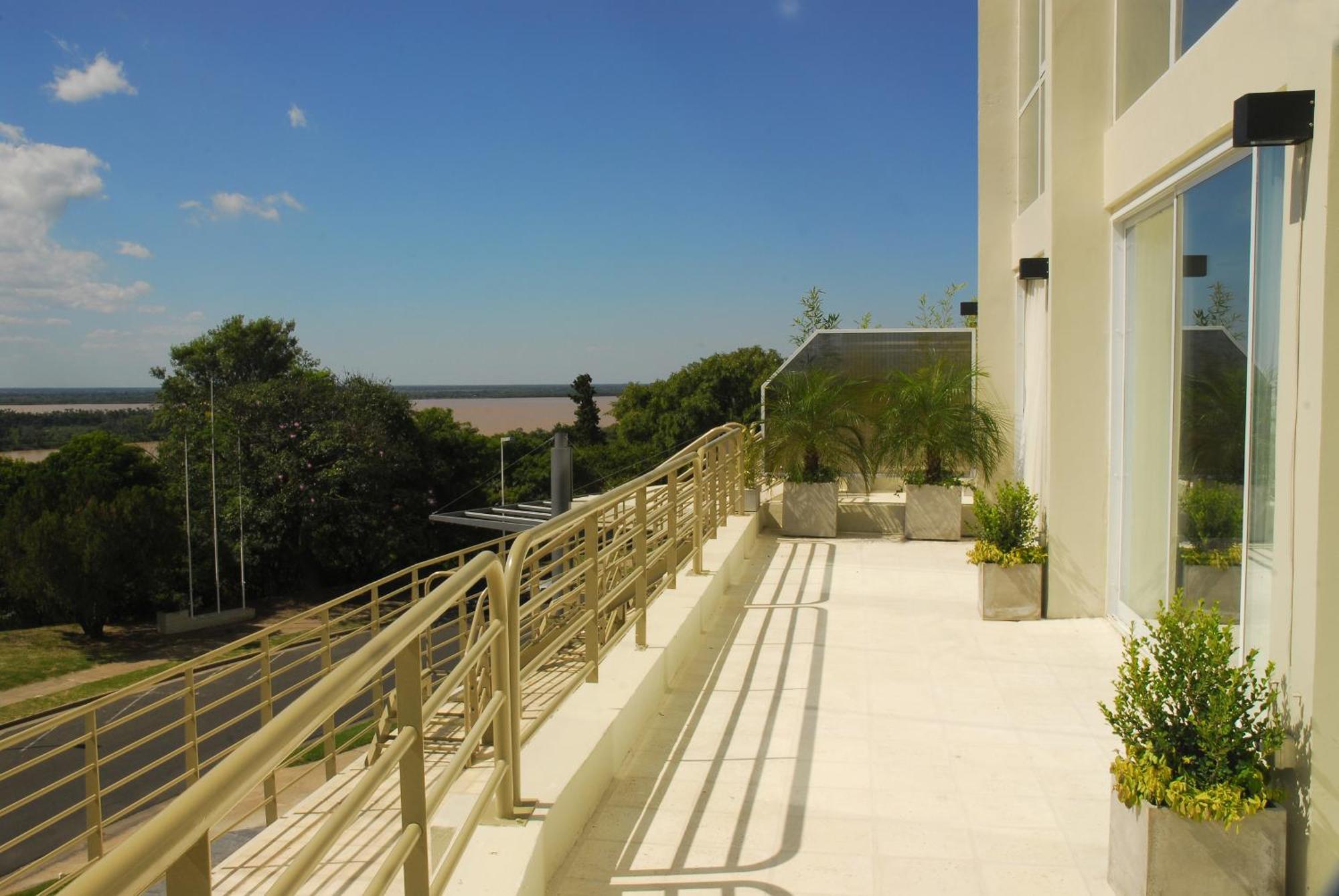 Howard Johnson Plaza Resort & Casino Mayorazgo Paraná Oda fotoğraf A balcony