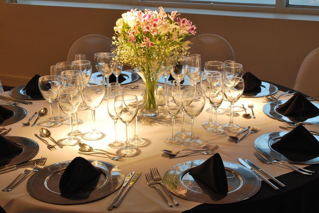 Howard Johnson Plaza Resort & Casino Mayorazgo Paraná Dış mekan fotoğraf A table set for a formal dinner