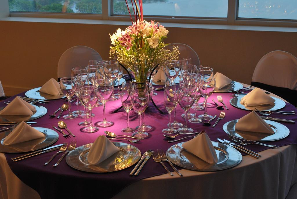Howard Johnson Plaza Resort & Casino Mayorazgo Paraná Dış mekan fotoğraf A table set for a formal dinner