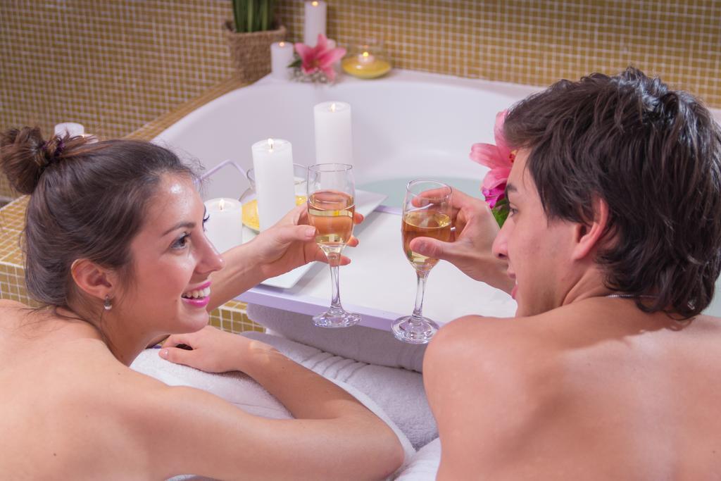 Howard Johnson Plaza Resort & Casino Mayorazgo Paraná Dış mekan fotoğraf A couple relaxing in a spa