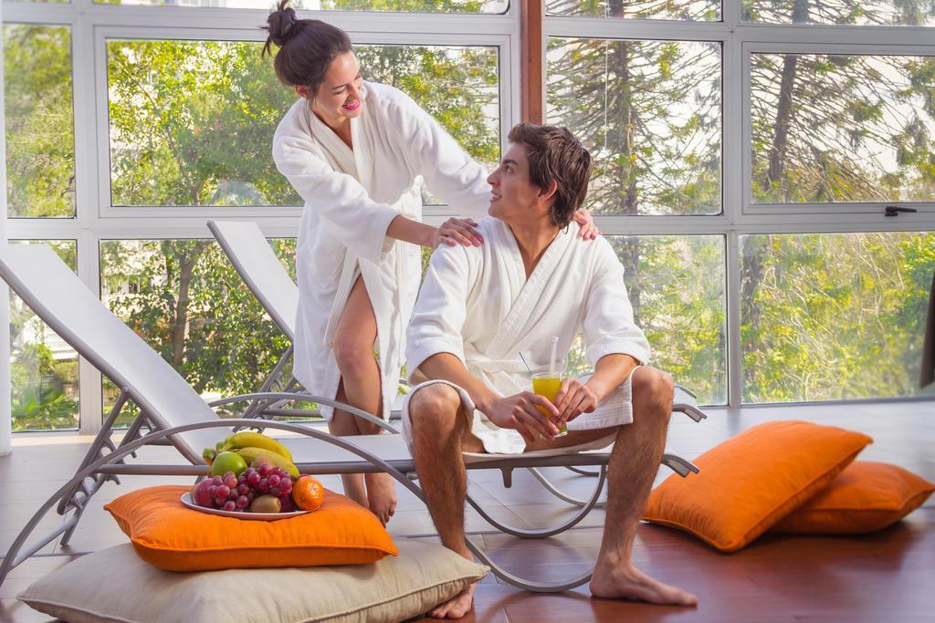 Howard Johnson Plaza Resort & Casino Mayorazgo Paraná Dış mekan fotoğraf A couple relaxing in a spa