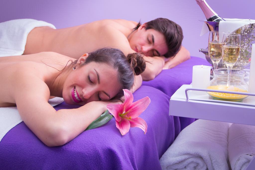 Howard Johnson Plaza Resort & Casino Mayorazgo Paraná Dış mekan fotoğraf A couple relaxing at a spa