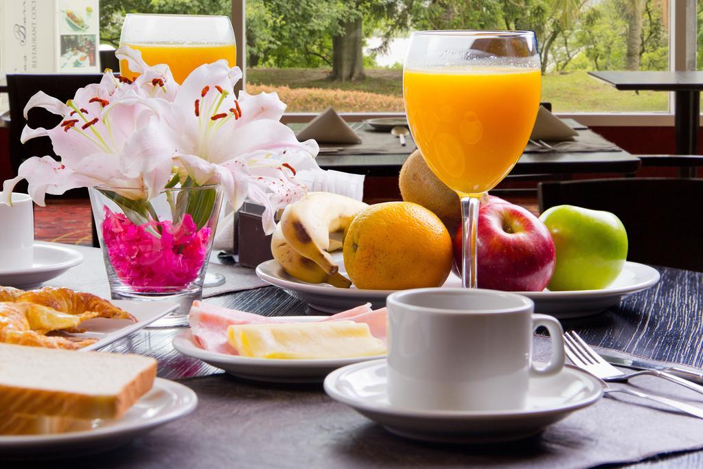 Howard Johnson Plaza Resort & Casino Mayorazgo Paraná Dış mekan fotoğraf A breakfast table