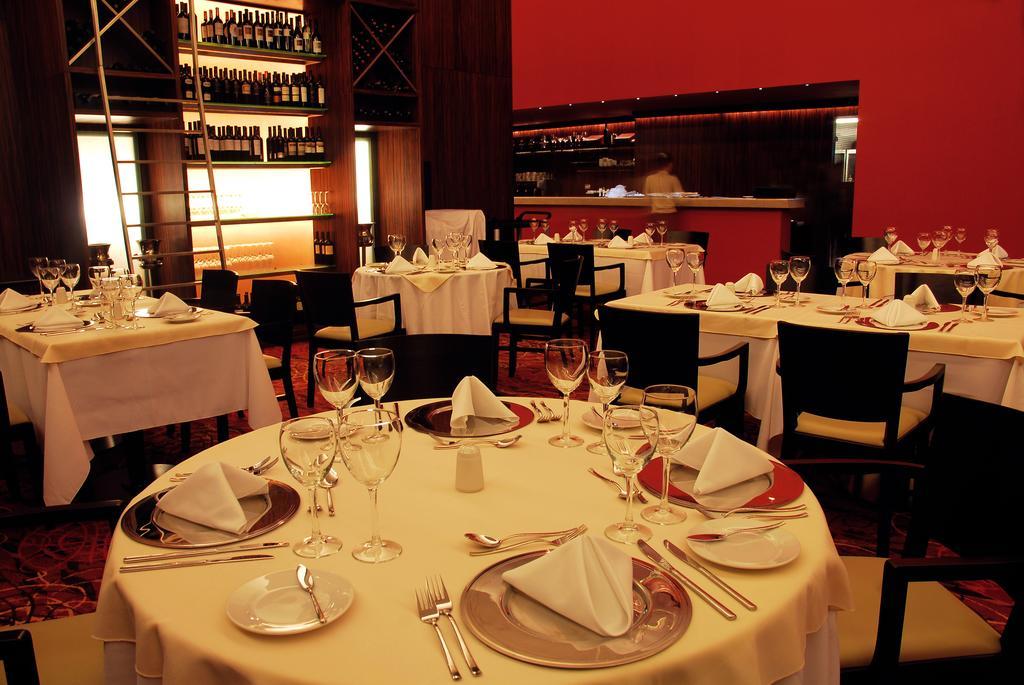 Howard Johnson Plaza Resort & Casino Mayorazgo Paraná Dış mekan fotoğraf Restaurant in the hotel