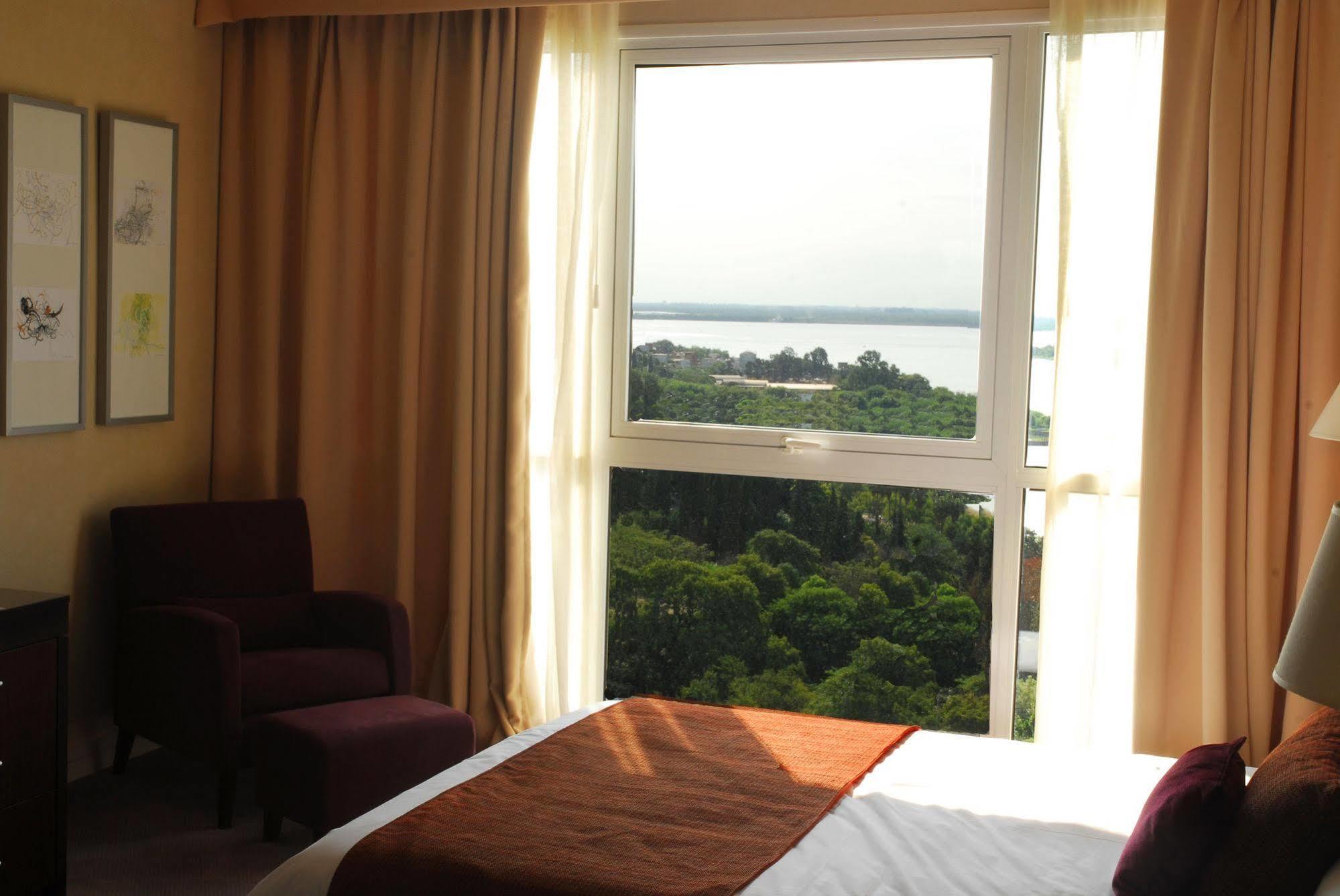 Howard Johnson Plaza Resort & Casino Mayorazgo Paraná Dış mekan fotoğraf A room at the hotel
