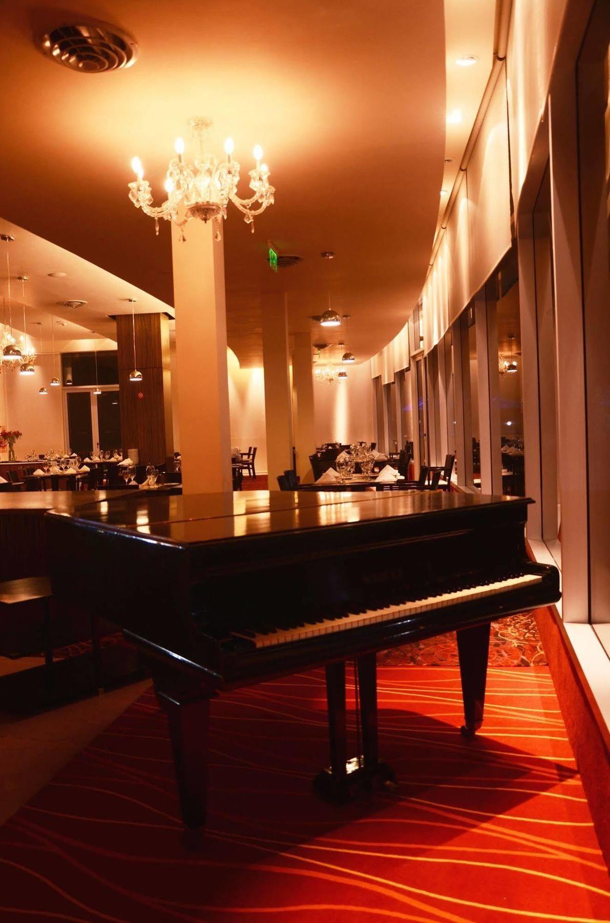Howard Johnson Plaza Resort & Casino Mayorazgo Paraná Dış mekan fotoğraf The piano at the restaurant