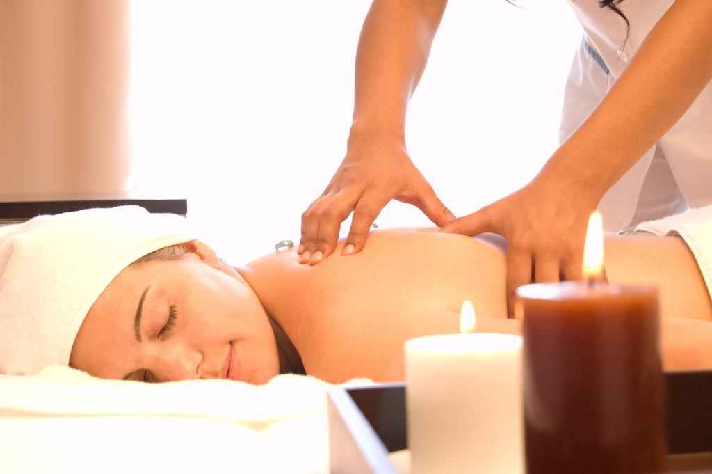 Howard Johnson Plaza Resort & Casino Mayorazgo Paraná Dış mekan fotoğraf A woman receiving a massage