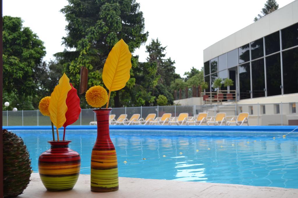 Howard Johnson Plaza Resort & Casino Mayorazgo Paraná Dış mekan fotoğraf The swimming pool at the hotel
